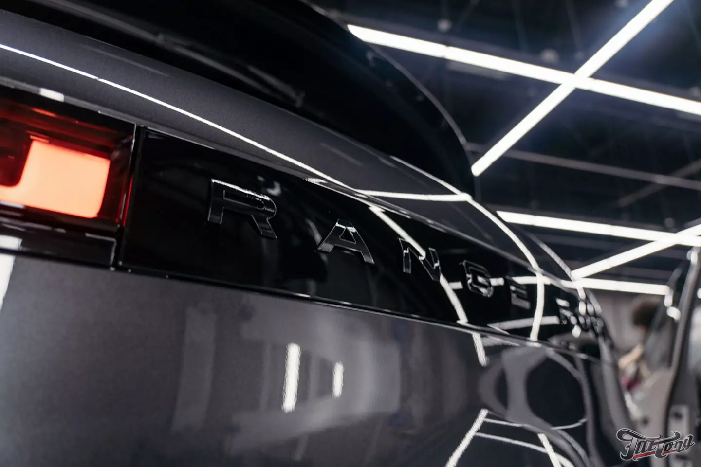 Оклеили Range Rover Sport в глянцевый полиуретан. Чистка салона и покрытие керамикой